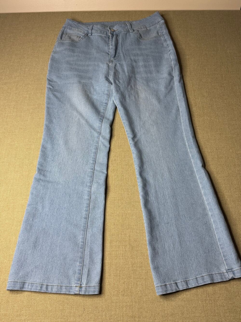 Women’s Size 9 Light Wash Wide Leg Flare Jeans High Rise Stretch Denim